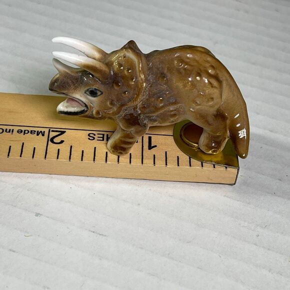 Vintage miniature Triceratops, Brontosaurus and an armadillo. - Picture 6 of 9